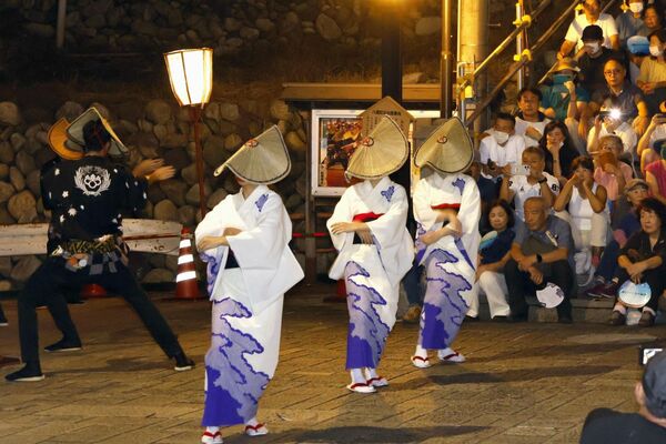 「おわら風の盆」で舞う踊り手(富山市)